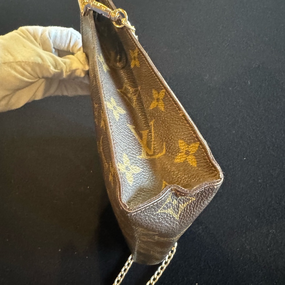 Louis Vuitton
LV Monogram Toiletry Pouch 26 vintage converted Crossbody - Picture 5 of 16